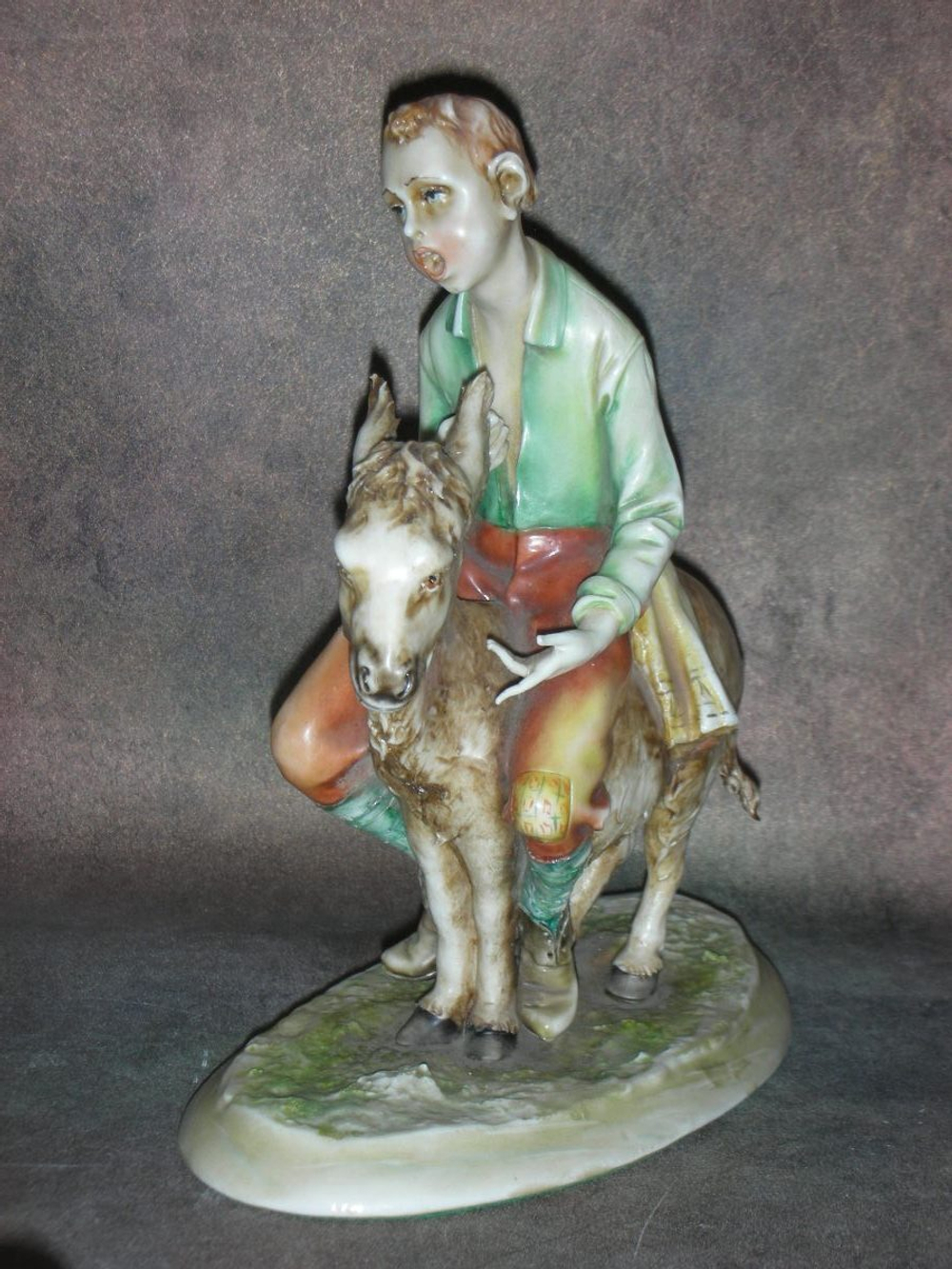 Статуэтка. Фарфор. Мальчик на ослике. Capodimonte. Италия