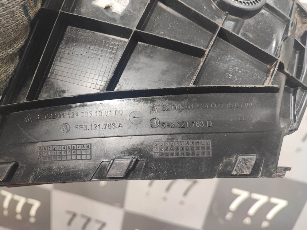 Воздуховод бампера передний левый Skoda Octavia 4 (A8) 19-нв Б/У Оригинал 5E3121763A