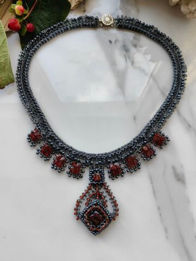 Колье "Лира" ручной работы из бисера с камнем гранат (гессонит)