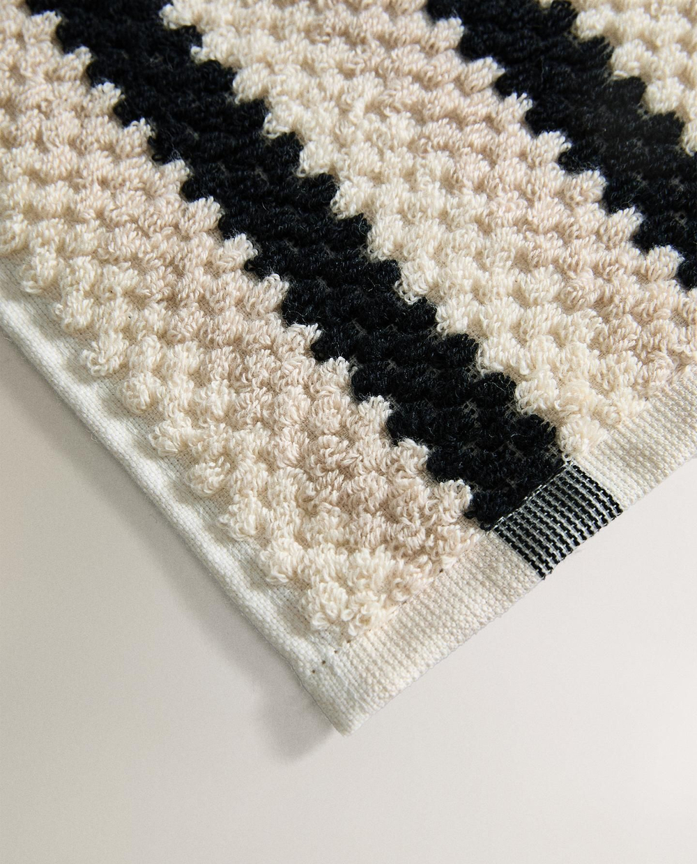 Zara Home - Жаккардовое банное полотенце с геометрическим рисунком, черный, 90х150 см