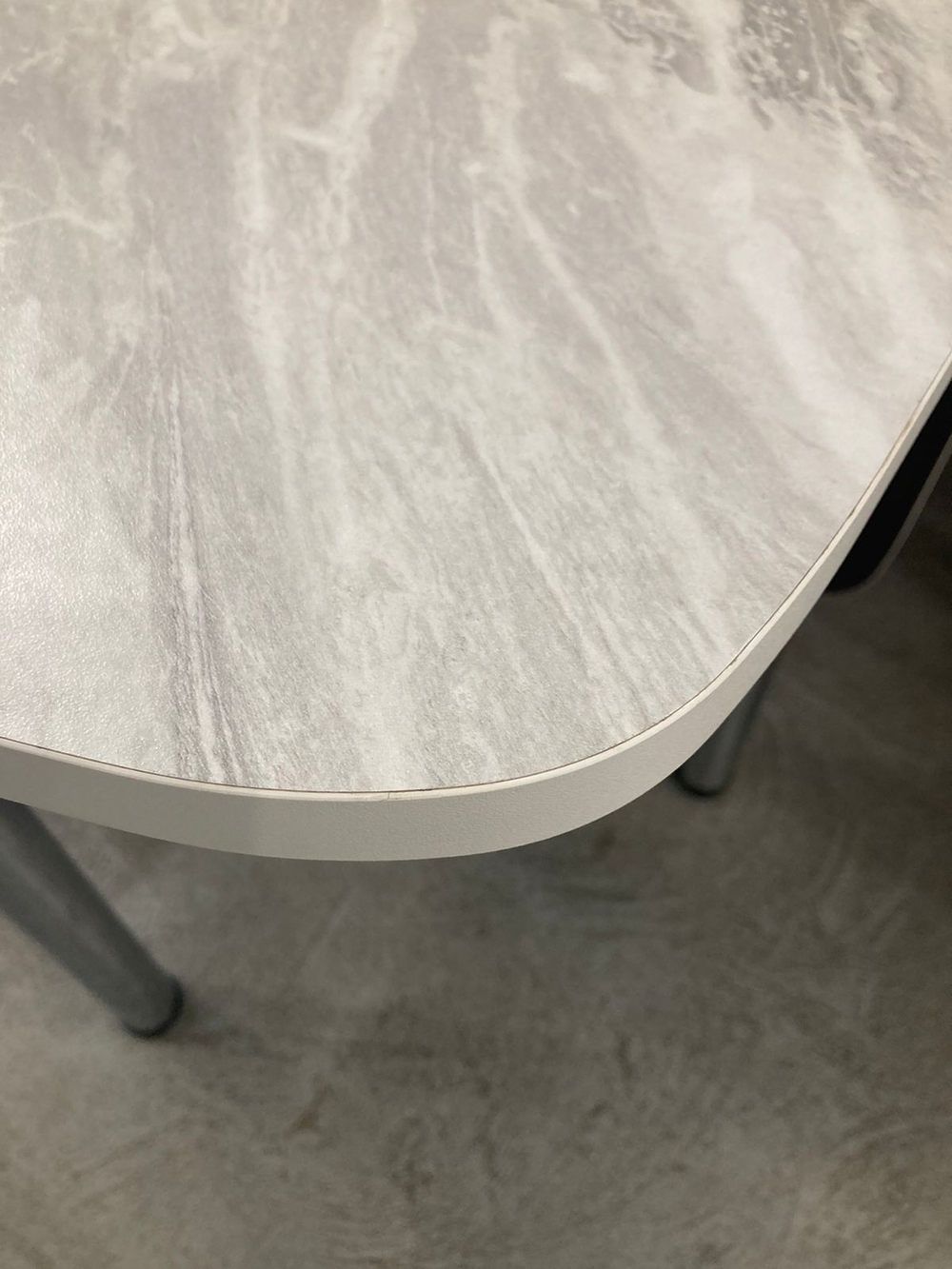 Стол пластик пристенный