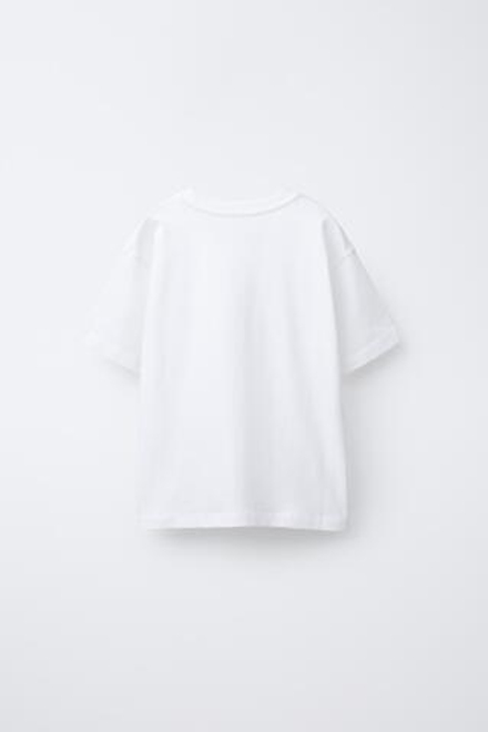 ZARA ФУТБОЛКА ИЗ ТКАНИ С ПРИНТОМ, БЕЛЫЙ