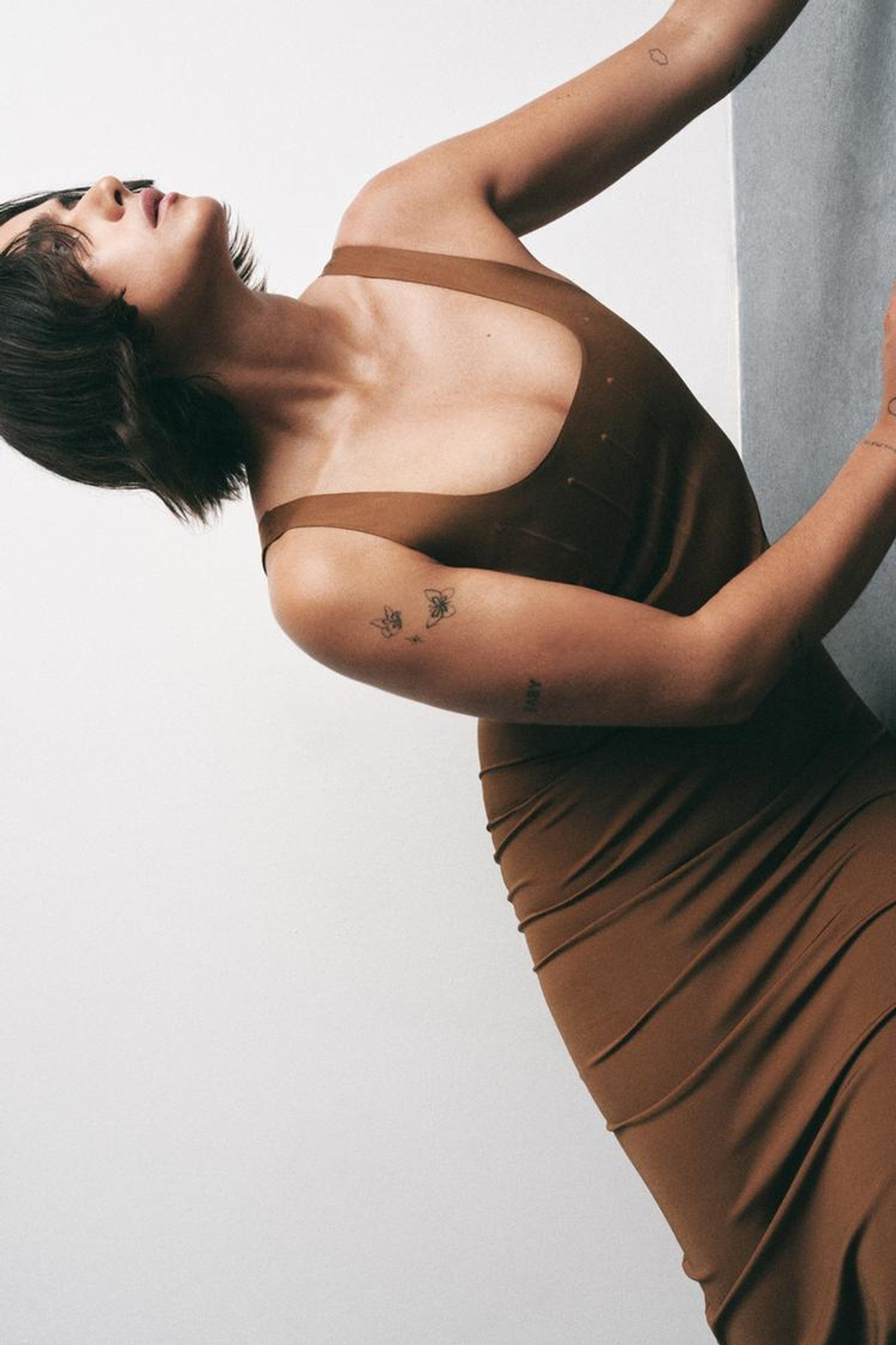 ZARA МОДЕЛИРУЮЩЕЕ ПЛАТЬЕ ИЗ СМЕСОВОГО ПОЛИАМИДА, СВЕТЛО-КОРИЧНЕВЫЙ