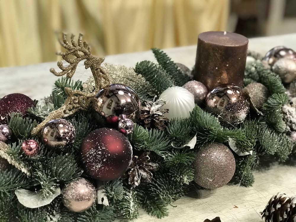 Новогодняя композиция на стол с свечами. и украшениями