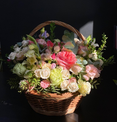Большая корзина с миксом роз, эустомы с эвкалиптом