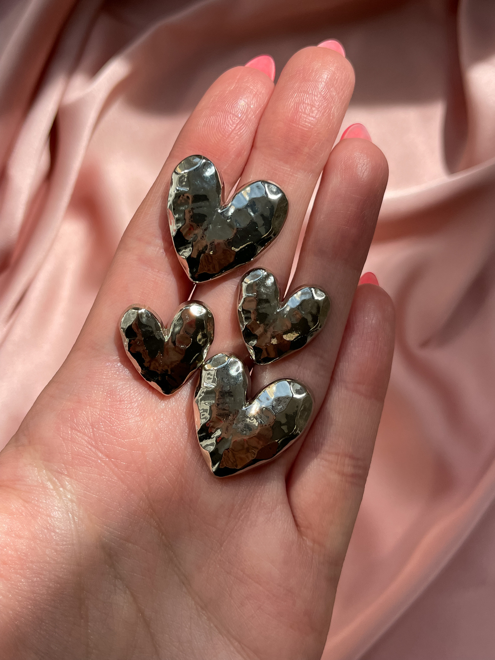 Пуговицы сердечки мятый металл серебро