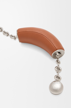Loewe Мини-сумка-мешок Squeeze из кожи с бисером, карамельный