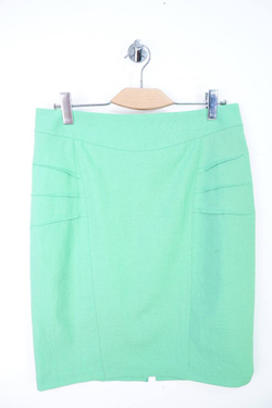 Юбка приятного оттенка льняная, визуально на 50 размер