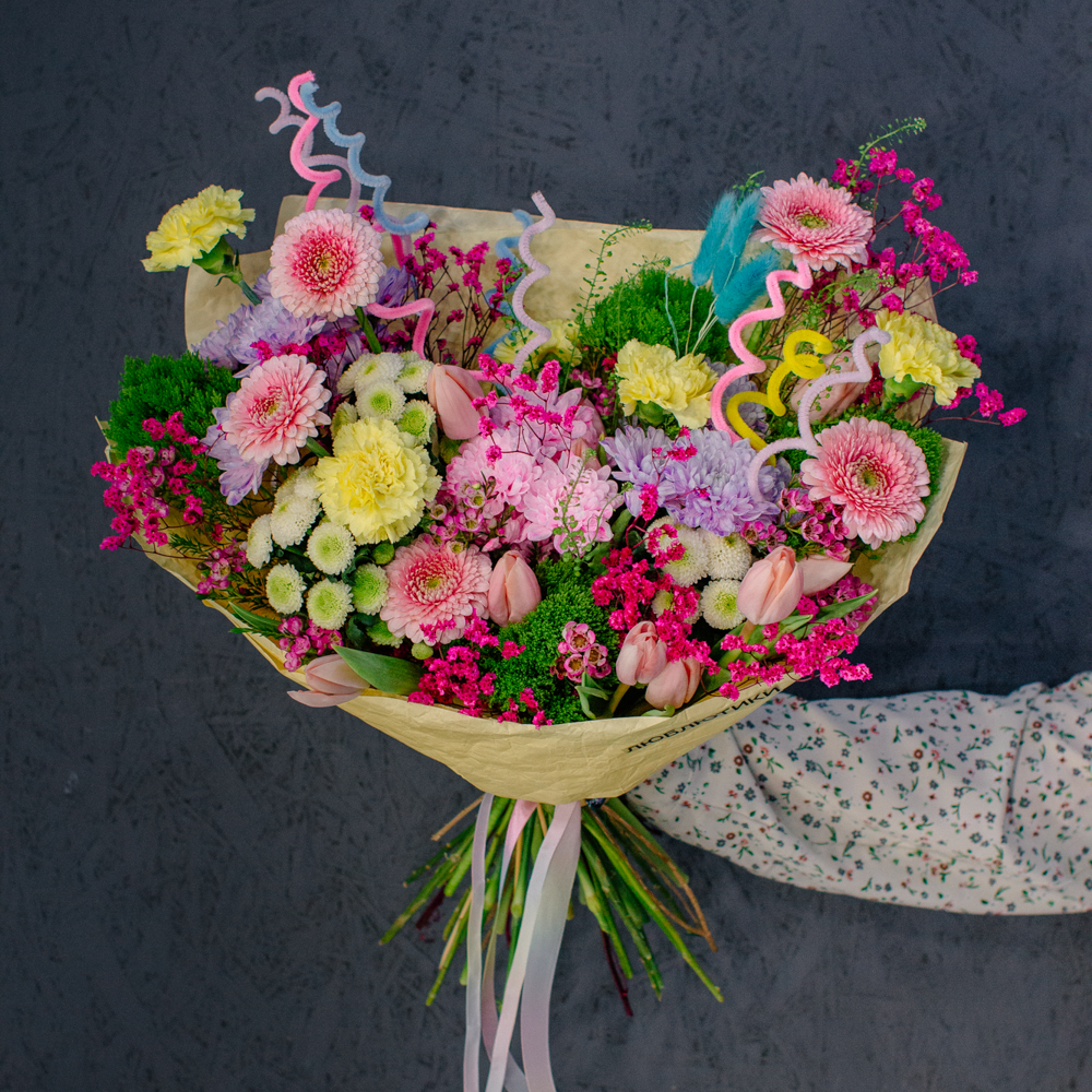 139. Стильный дизайнерский дофаминовый букет