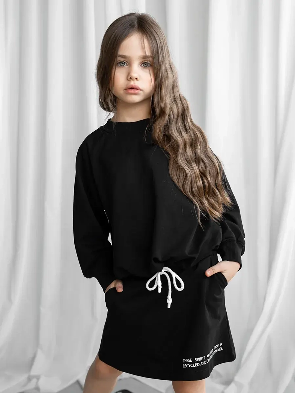 Черный костюм для девочки, толстовка и юбка