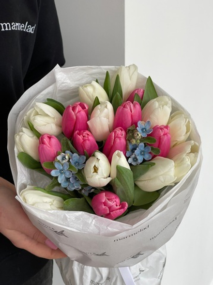 Букет из 21 тюльпана белого, розового цвета и незабудок доступен к заказу с 3.03.2026