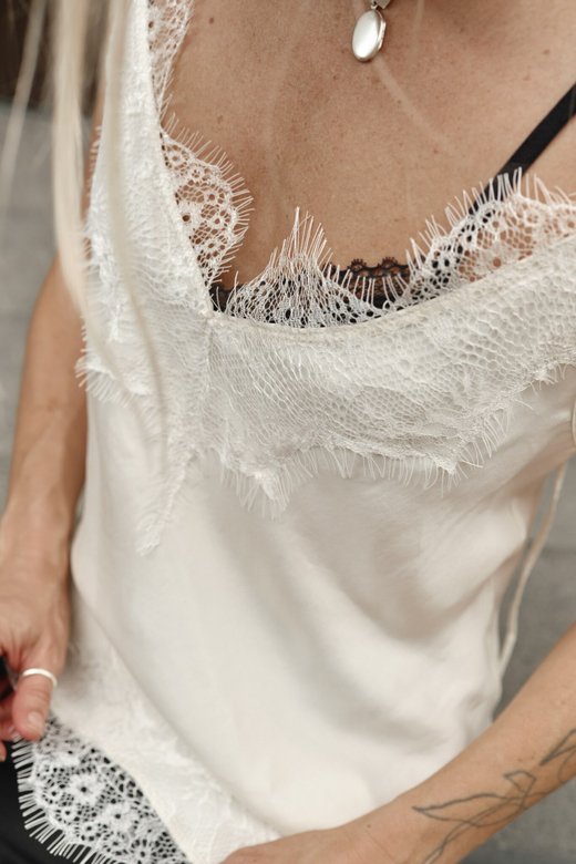 Топ с кружевом milk