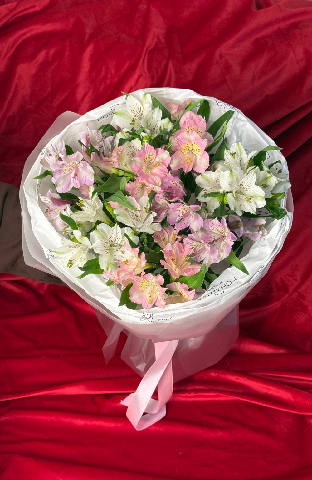 Букет с альстромерией