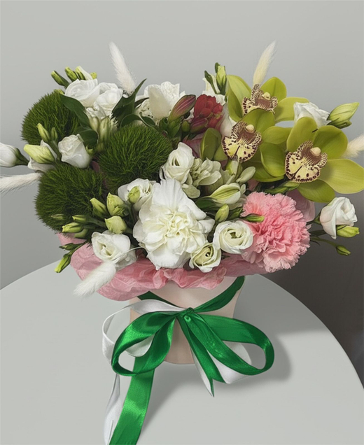 Коробка с орхидеей и диантусами