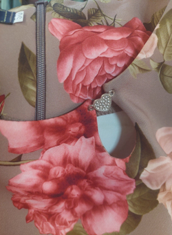 Платье женское тонкое весеннее нарядное повседневное атлас принт шифон шифоновые рукава футляр прямое большой размер 50 бежевое горчица цветы рисунок розы в цветочек