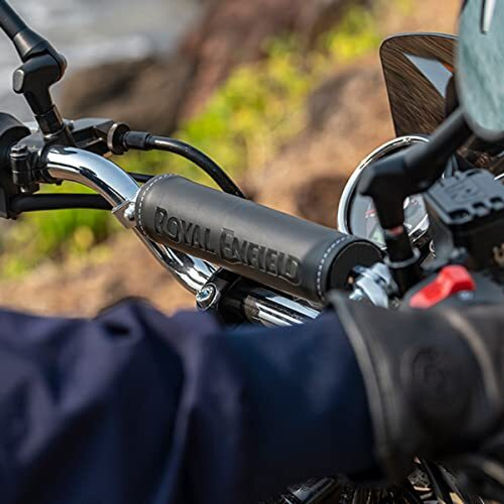Накладка на руль Royal Enfield, черная Handlebar Brace Pad – Continental GT 650 и Interceptor 650, арт. 1990496