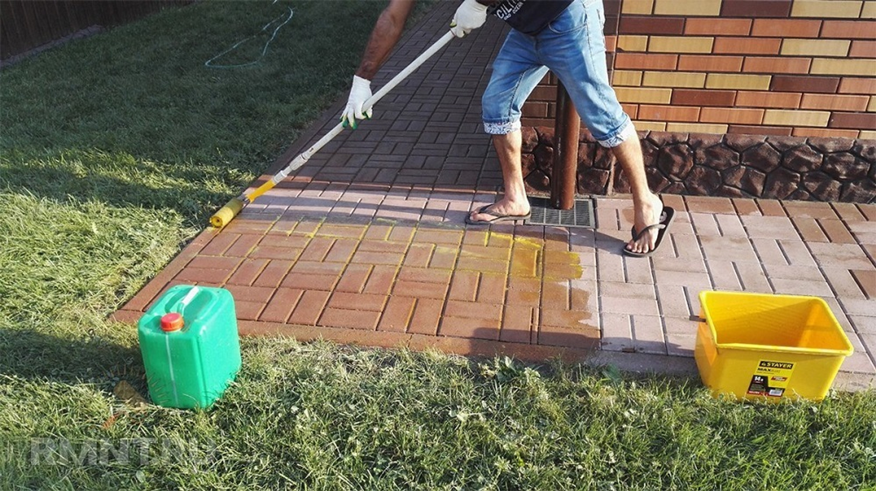 Как и чем отмыть старую тротуарную плитку: выбор лучшего способа