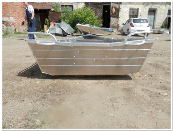 Алюминиевая моторно-гребная лодка Вятка Профи 32