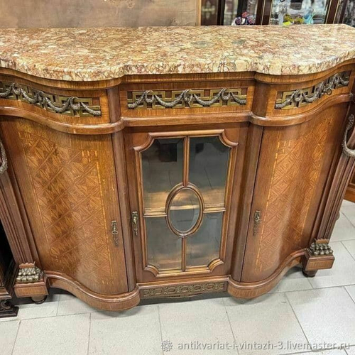 Старинный большой комод с мрамором