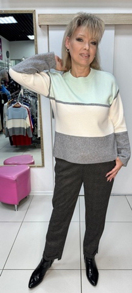 Джемпер с трехцветным принтом