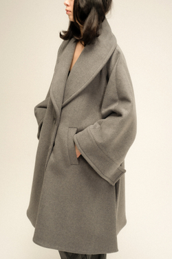 Пальто-кейп сложного кроя