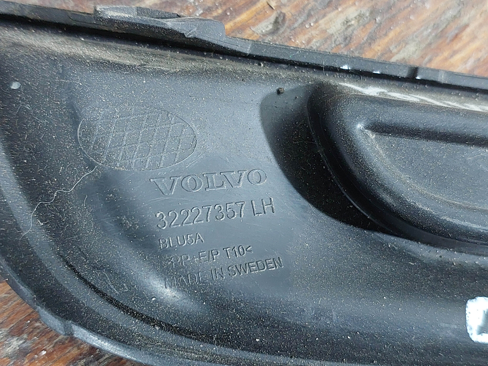 Накладка переднего бампера левая Volvo V90 Cross Country 20-нв Б/У Оригинал 32227357