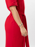 Платье спортивное с разрезами и поясом