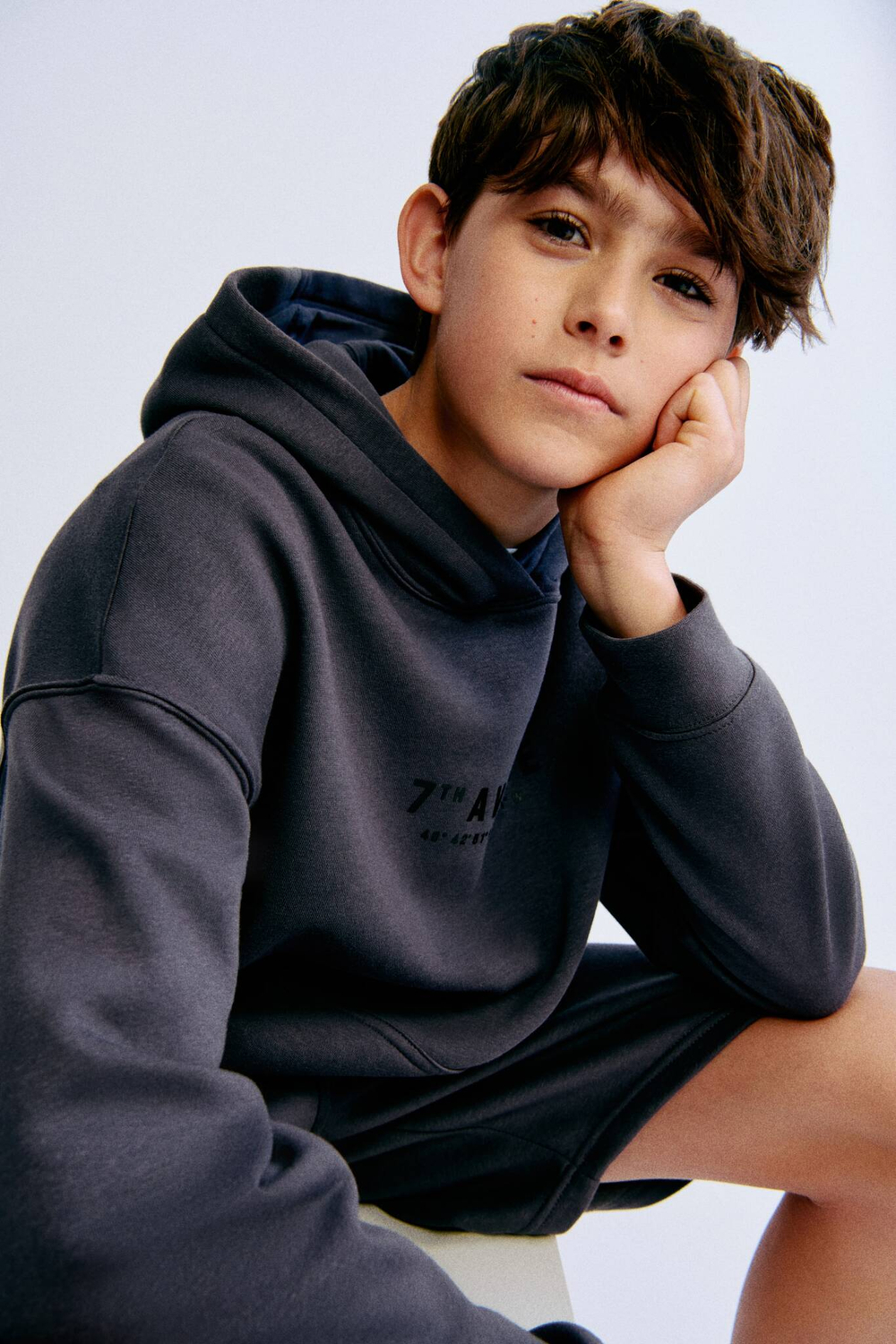 H&M Комплект из толстовки с капюшоном и шорт с принтом, темно-серый