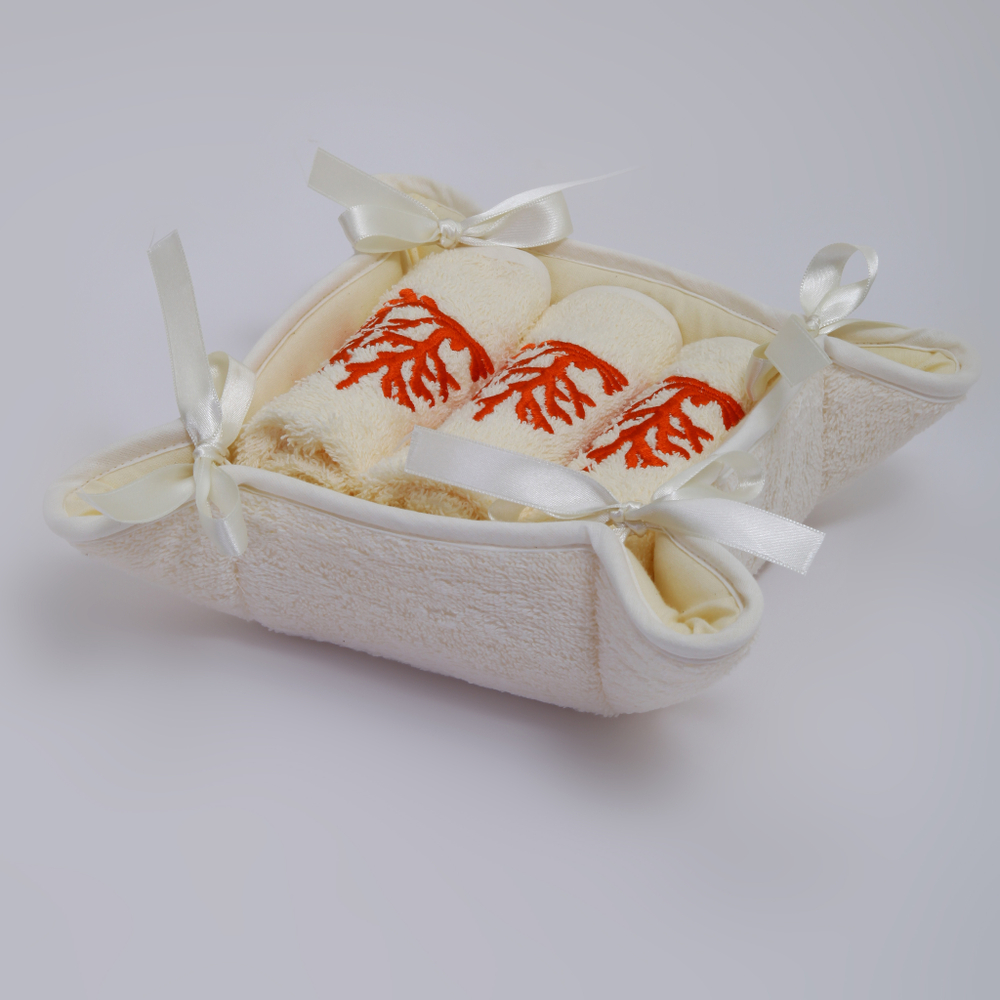 Элитные полотенца махровые и корзинка Corallo с коралловой вышивкой от Old Florence
