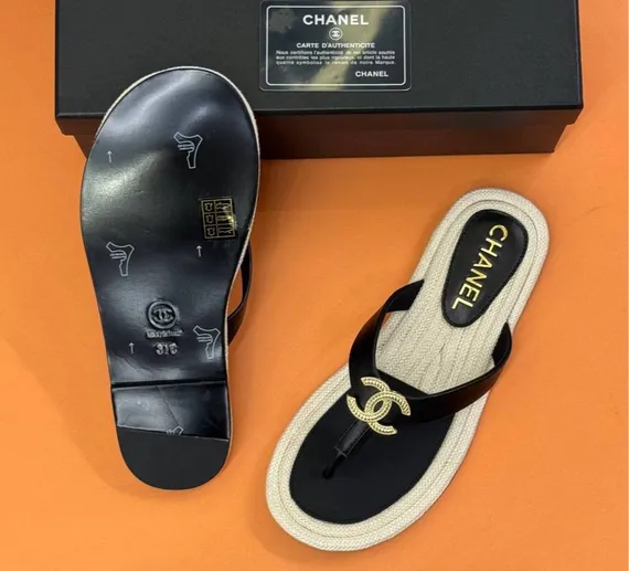 Босоножки CHANEL из каната с кожаными вставками