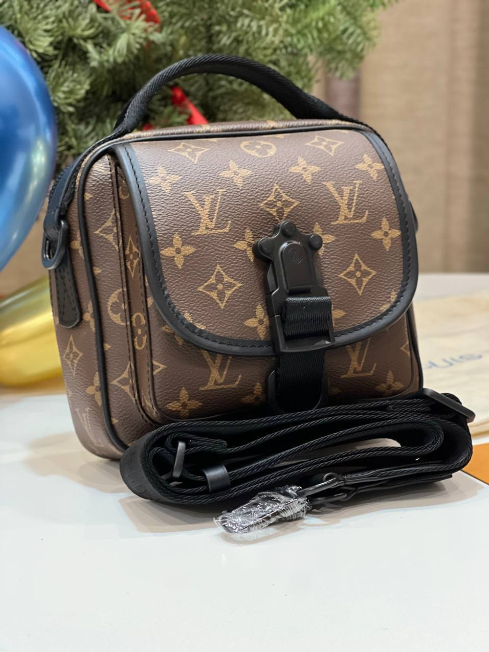 Сумка-мессенджер Louis Vuitton