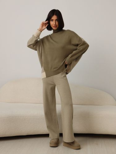 Костюм женский из кашемира цвета хаки
