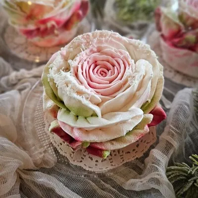 Фотография Новогодний зефир «Роза зимняя» купить в магазине Афлора