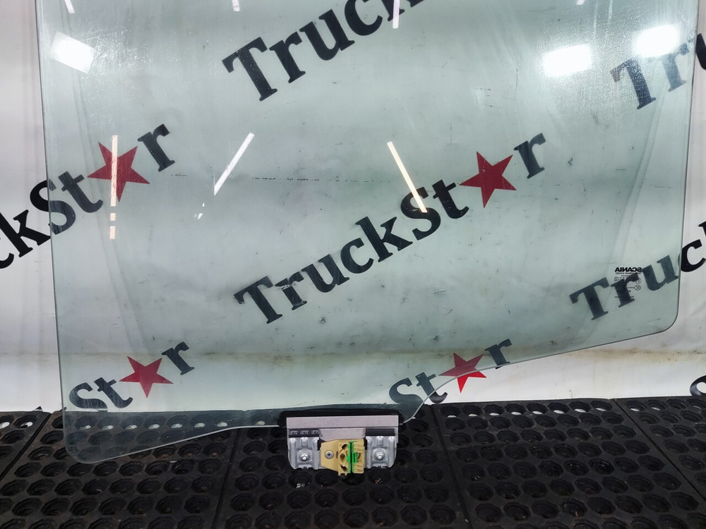 Стекло двери правой 2020г.