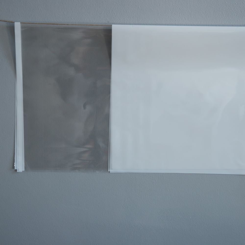 Плёнка 58*58 в листах однотонная 65мкм с прозрачным верхом. Белая