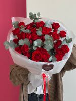 Моно букет из кустовых красных роз и эвкалипта