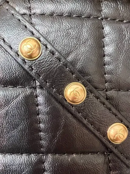 Черная стеганая сумка Chanel из состаренной телячьей кожи