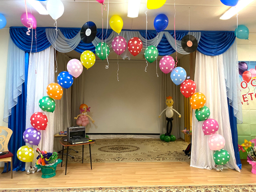 Цепочка их гелиевых шаров на выпускной в детском саду