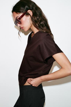 ZARA ФУТБОЛКА В СТИЛЕ РУСТИК С V-ОБРАЗНЫМ ВЫРЕЗОМ, ШОКОЛАДНЫЙ