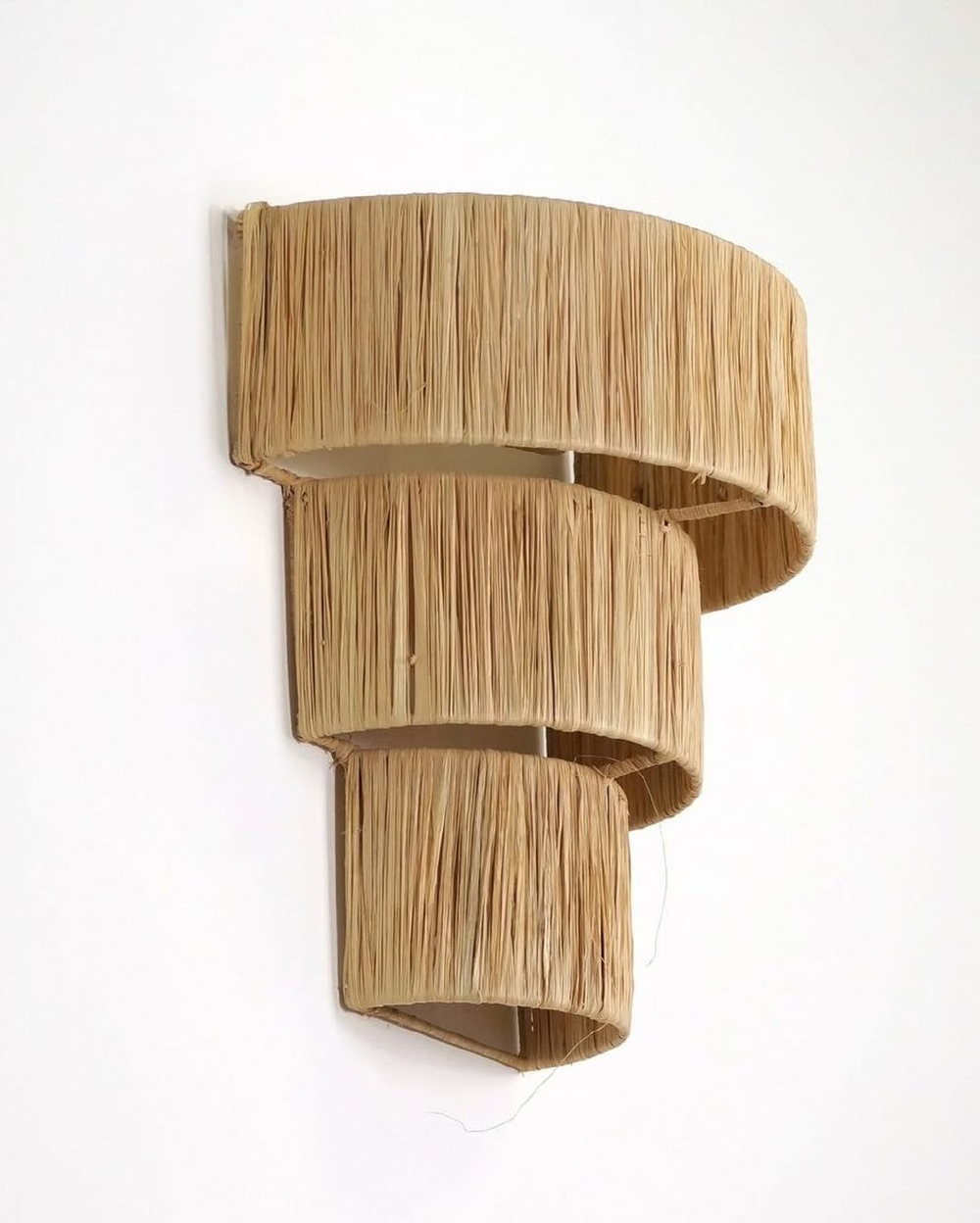 Настенное бра с многоуровневым абажуром из натуральной рафии