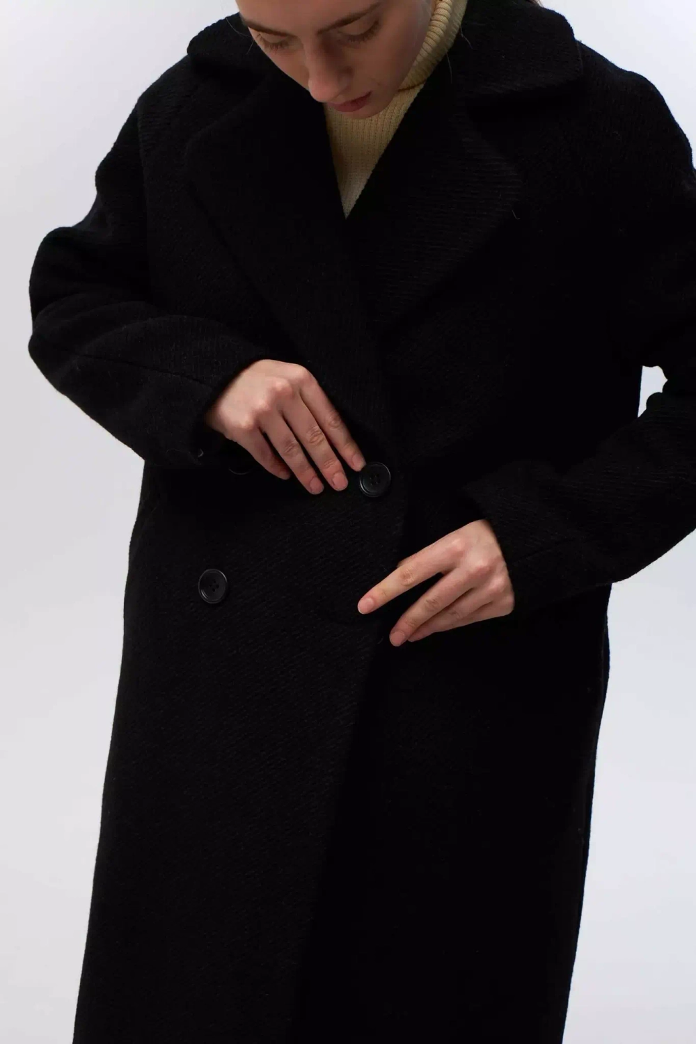 Двубортное пальто черного цвета из шерсти