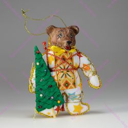 Ёлочная игрушка Медвежонок двухцветный с ёлкой