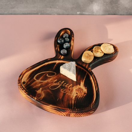 Деревянная менажница из кедра для подачи блюд и закусок с гравировкой "Слушай сердце"