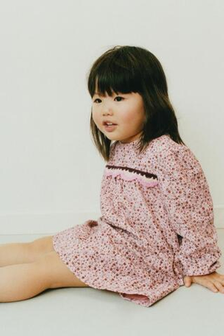 ZARA ПЛАТЬЕ С ЦВЕТОЧНЫМ ПРИНТОМ И КРУЖЕВОМ КРОШЕ, РОЗОВЫЙ