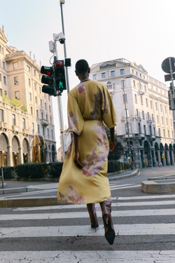 ZARA АТЛАСНОЕ ПЛАТЬЕ МИДИ С ПРИНТОМ, КОРИЧНЕВЫЙ / ЗЕЛЕНЫЙ