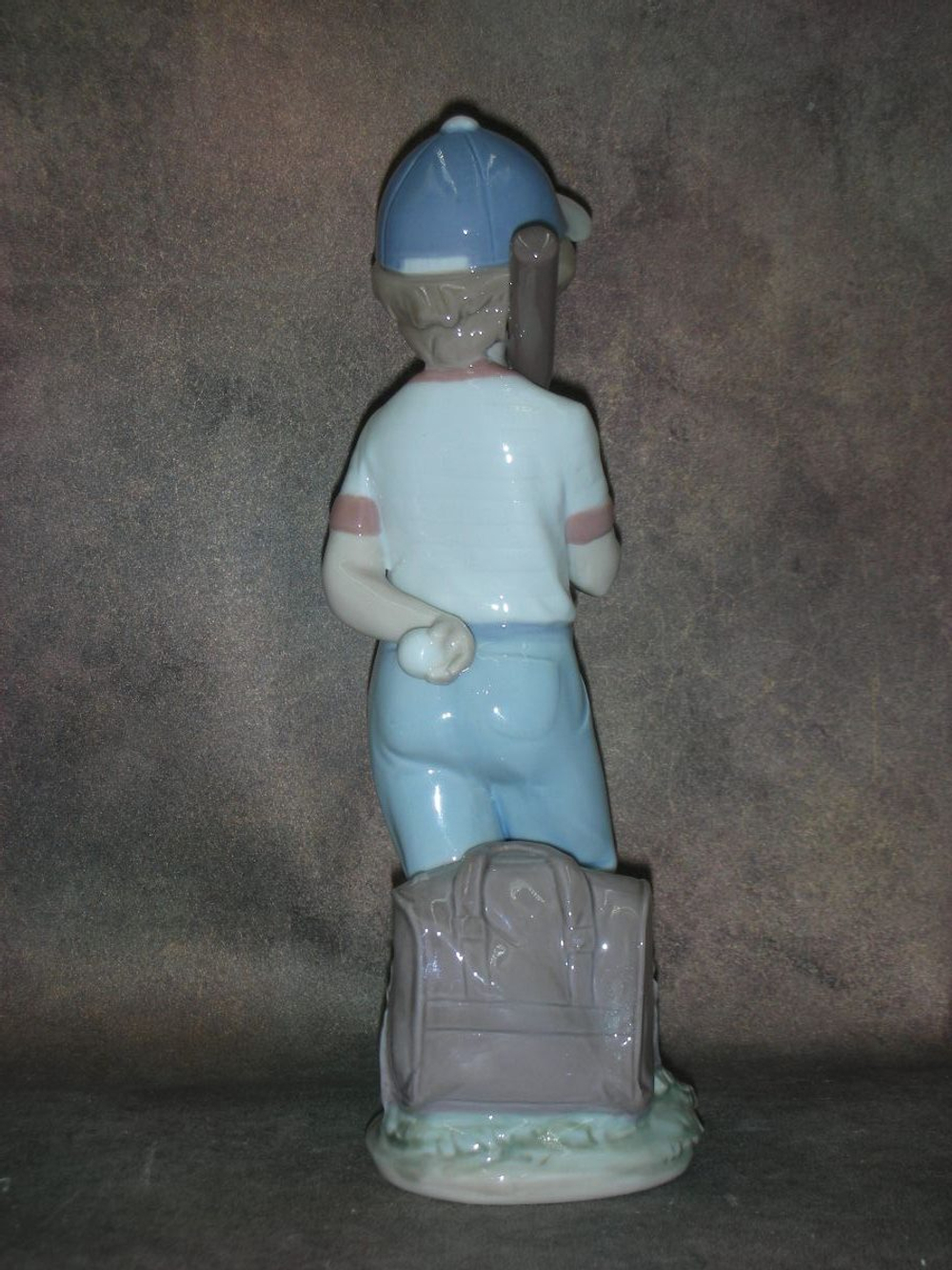 Статуэтка. Фарфор. Мальчик-бейсболист. Lladro. Испания