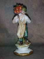 Статуэтка. Фарфор. Мужчина с корзиной яблок. Capodimonte. Италия