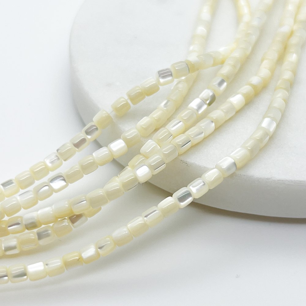 Перламутр тонированный, цвет бледно-желтый, размер около 3,5*3,4 мм, цена за 54-55 шт (1/2 нити)