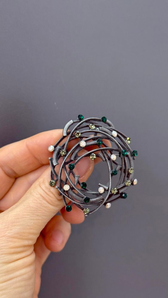 Брошь-подвеска венок из серых веток со светл.,зелеными и серыми кристаллами