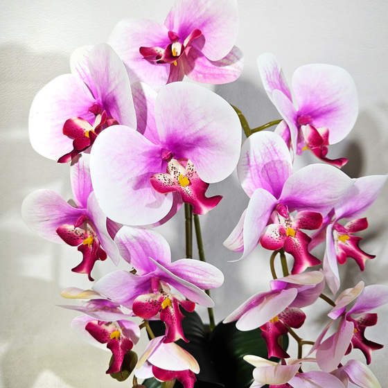Искусственные Орхидеи бело-лиловые 2 ветки 55см в кашпо